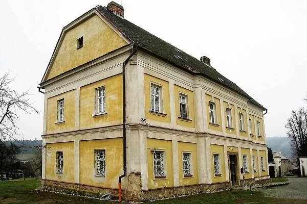 Obnova střechy a krovu fary v Nové Hradečné - Národní památkový ústav
