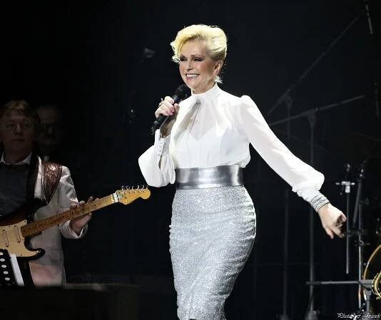 OBRAZEM: Helena Vondráčková slavila v O2 Areně ve velkém stylu