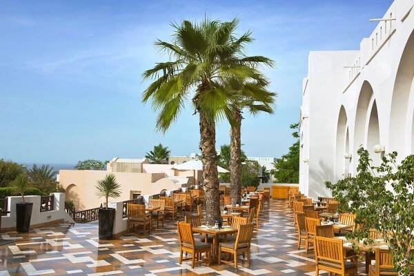 Restaurace v ubytování The Cove Rotana Resort - Ras Al Khaimah