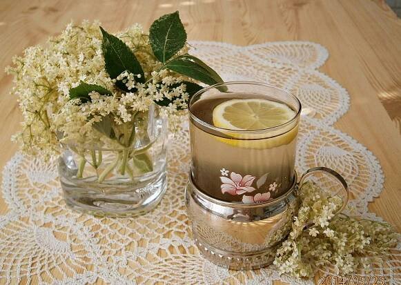 Bezový sirup z květů černého bezu-kosmatice