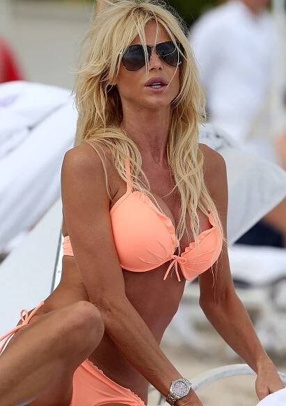 Švédskému opalovacímu družstvu dělá nejlepší reklamu! Snědá Victoria Silvstedt je božská i na prahu čtyřicítky