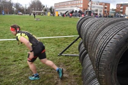Ledová vana a náročný běh - Gladiator Race si v Hradci užily stovky závodníků