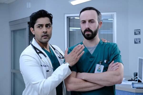 Doktoři - Boj o život - Z filmu - Manish Dayal, Tasso Feldman