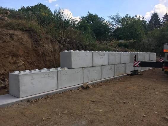 Opěrná stěna - Mnichovice - MegaBeton - betonový blok
