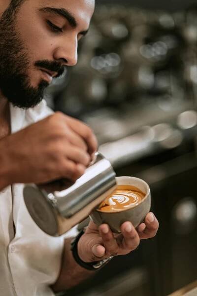 Barista Tvořící Latte Art V Baku Café · Základová fotografie zdarma