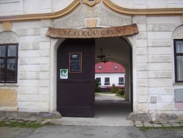 Kozov-Valáškův grunt-restaurace a hotel-vstupní brána-Foto:Ulrych Mir.