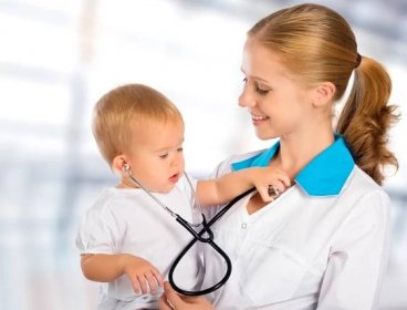 Lékař pediatr a pacient šťastné dítě dítě — Stock obrázek