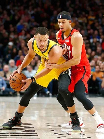 Stephen Curry #30 of the Golden State Warriors is guarded by his brother Seth Curry #31 of the Portland Trail Blazers