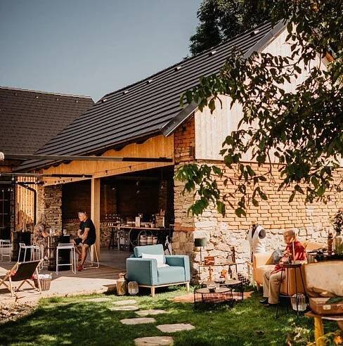 Hledáte klidné místo pro Vaši svatbu s přátelskou atmosférou? Statek Heřmanice s nově zrekonstruovanou stodolou je tím pravým pro svatební hostinu i večerní párty.