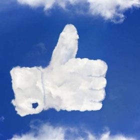 Stáhnout - Symbol palce nahoru z mraků na modré obloze a další mraky na pozadí — Stock obrázek