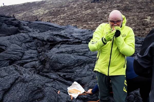 Vědci na teplé lávě ohřívají párky. Z vybuchlé islandské sopky se stala atrakce