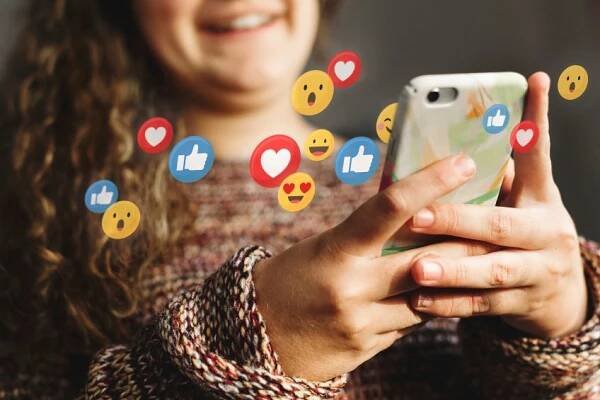 V Česku roste podíl dětí závislých na sociálních sítích. Týká se to ale i dospělých, všímá si veřejnost - Přehledně 24