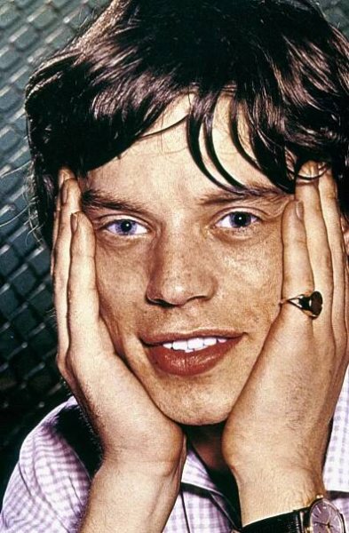 Mick Jagger se narodil jako starší ze dvou bratrů do středostavovské rodiny v Dartfordu v hrabství Kent. Krátce studoval na prestižní Londýnské ekonomické škole, z níž ho ale brzy vyhodili. (Portrét z roku 1965.) 