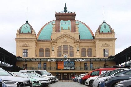 Nádražní budova v Plzni se otevírá. Opravy vyšly na miliardu korun