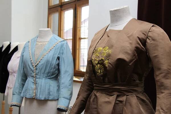 Prachatické muzeum vrací návštěvníky na přelom 19. a 20. století. Nová výstava se zaměřuje na jihočeskou secesní módu