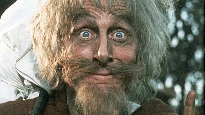 Vzpomínáte na Čáryfuka? Geoffrey Bayldon se dožil 93 let, byl homosexuál a odmítl roli Pána času - Médium.cz