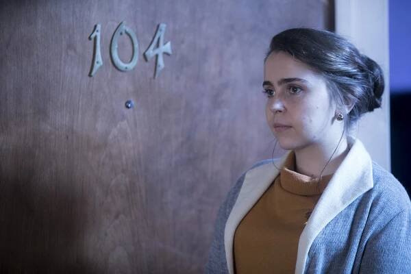 Pokoj 104 - Z filmu - Mae Whitman