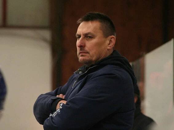 Hokejisté HC Junior Mělník porazili v závěrečném kole základní části krajské ligy okresního rivala HK Kralupy (v modrém) 4:1.