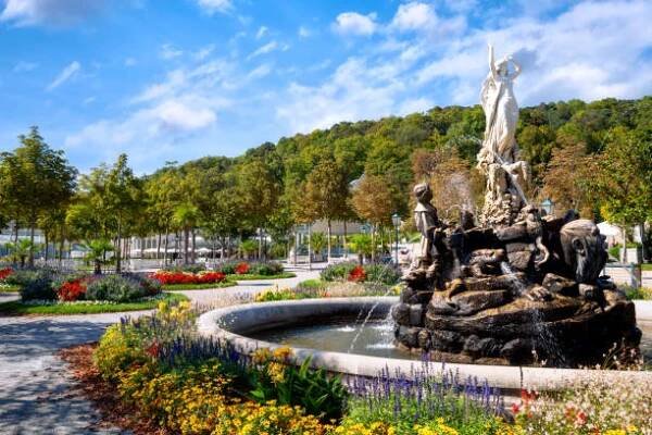 lázeňská zahrada s fontánou v badenu u vídně, rakousko - baden baden - stock snímky, obrázky a fotky