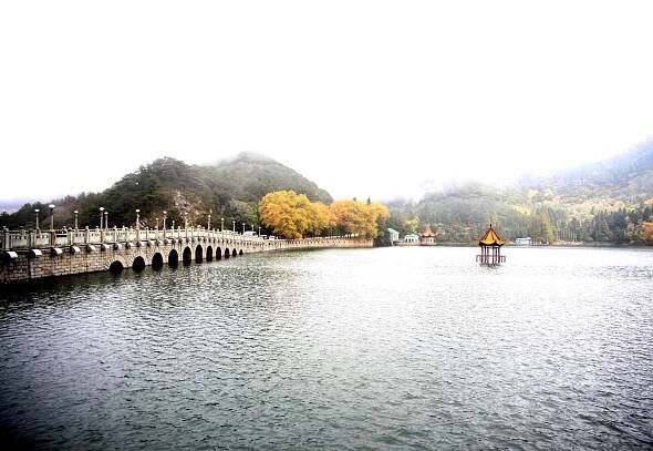Soubor:芦林湖.JPG