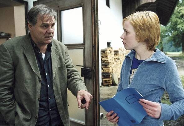 Ein Dorf sucht seinen Mörder - Z filmu - Josef Bierbichler, Anna Brüggemann