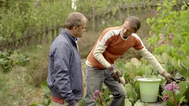 Solsidan - Namndiskussion och tråkiga grannar (S01E03) (2010)