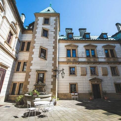 Ze 750 znárodněných položek se nám vrátila sbírka motýlů, říká majitelka zámku Stránov