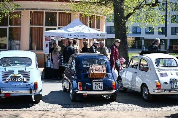 Na Pod�bradsk� kolon�d� se uskute�nilo ji� 23. setk�n� italsk�ch aut.