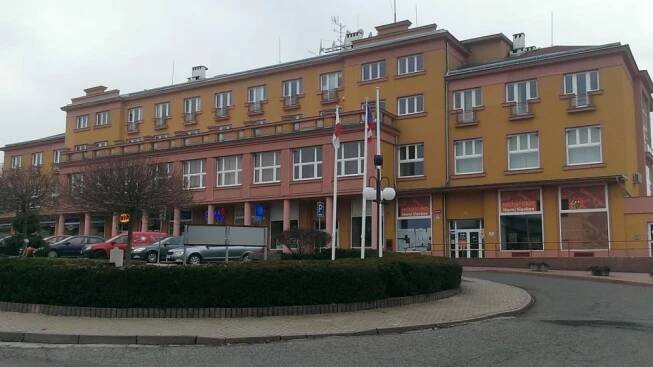 Každodenní tep života v Horním Slavkově se odehrává i v budově,  ve kterém sídlí také místní městský úřad. Zajímavostí je,  že budova byla vybudována,  stejně jako místní sídliště,  v padesátých letech,  a to ve stylu socialistického realismu | foto: Richard Langer