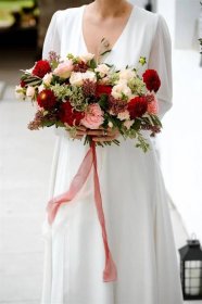 Detail svatební kytice. Podlouhlý tvar, sezónní květy, vinovo růžová kombinace. Svatební květiny Klára Uhlířová