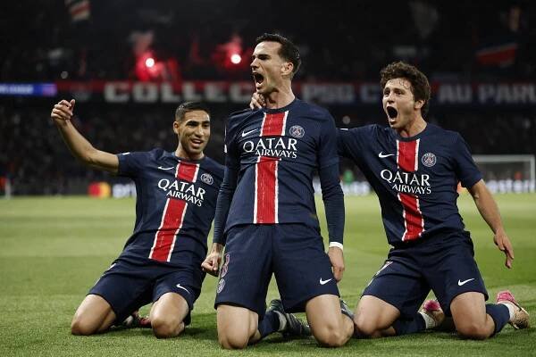 Fotbalisté Paris Saint-Germain se radují ze vstřeleného... | iROZHLAS - spolehlivé zprávy