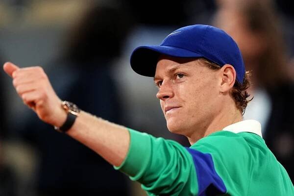 Jannik Sinner giving a thumbs up after winning his French Open semi-final match.