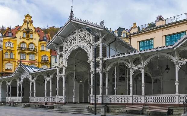 Karlovy Vary přímo v centru města v Hotelu Palacký **** se vstupem do Alžbětiných lázní, snídaní a oplatkami