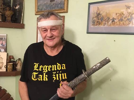 František Kollman s jedním ze svých samurajských mečů