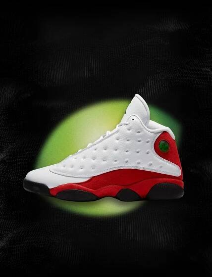 Air Jordan 13 Retro OG 'bílá a týmová červená'. Nike SNKRS
