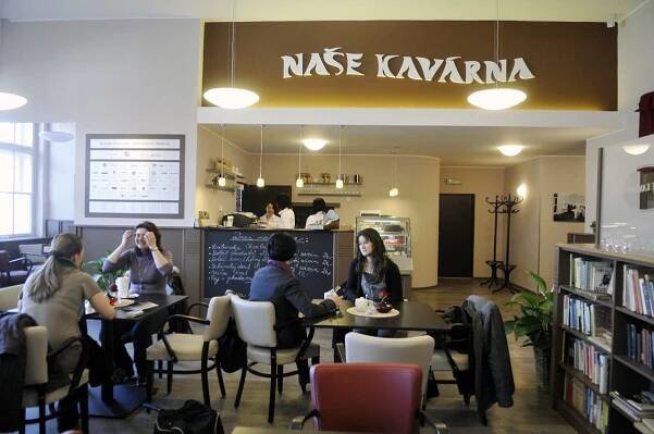 Kavárna v Thomayerově nemocnici umožňuje rodinám být spolu