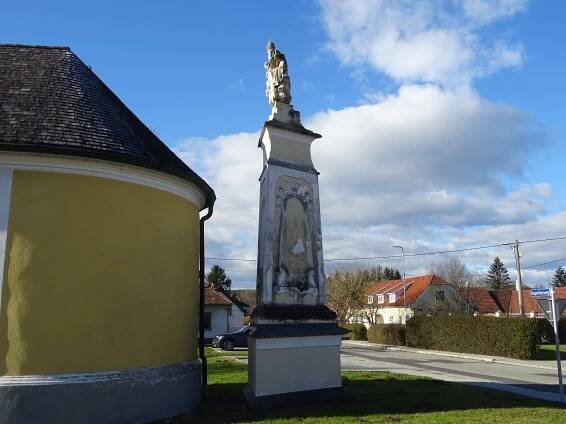 Litzelsdorf, Patriziuskapelle mit Pestsäule