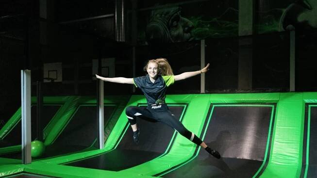 Souboj s pěnovou tyčí, salta i Wipeout. Nahlédněte do nového Toboga Jump parku v Hradci