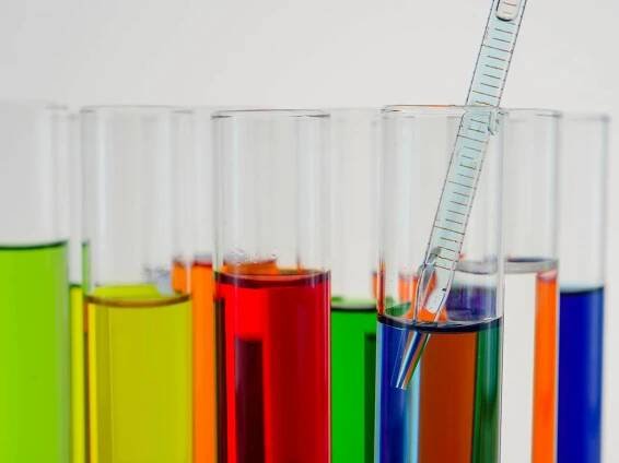 bezplatná Základová fotografie zdarma na téma analytická chemie, aspirující, barevné tekutiny Základová fotografie