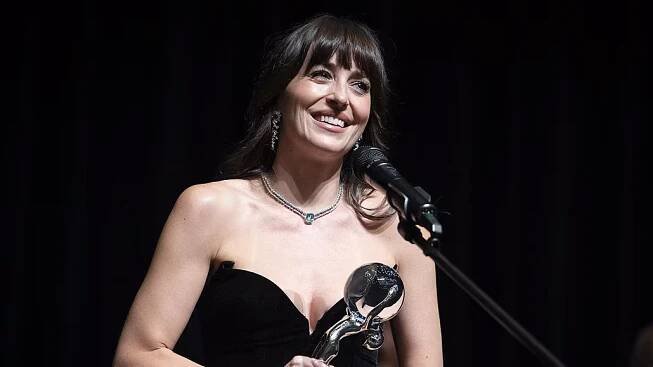 Dakota Johnsonová přebírá Cenu prezidenta MFF Karlovy Vary (6. července 2025)