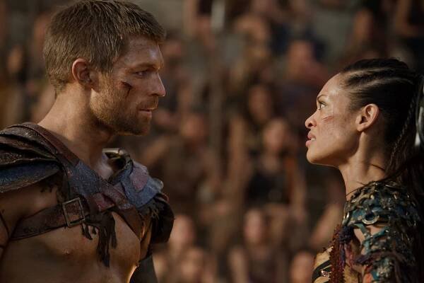Spartakus - Mrtví a umírající - Z filmu - Liam McIntyre, Cynthia Addai-Robinson