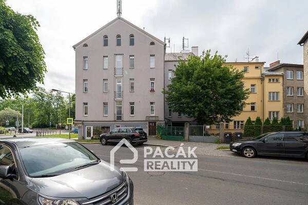 PACÁK REALITY s.r.o. Prodej prostorného bytu 3+1 v historickém domu v centru Olomouce, ul. Štítného