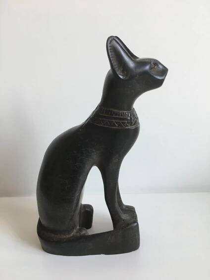 Dřevěná soška bohyně bastet