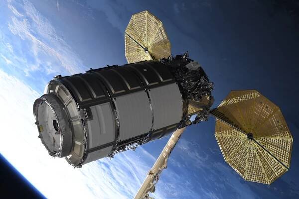 Nákladní loď Cygnus NG-16 vyfotografovaná těsně po zachycení staniční robotickou paží Canadarm2. Zdroj: twitter.com