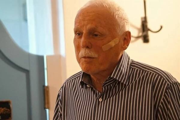 S vtipem a lehkostí...Herec Petr Brukner zahájil výstavu svých koláží - FOTKY - QAP.cz