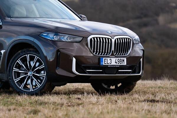 Neobyčejně úsporný luxus: BMW X5 s elektrickým dopingem má 489 koní, které skoro nic nežerou