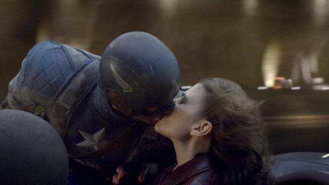 Chris Evans and Hayley Atwell in Captain America: První Avenger (2011)