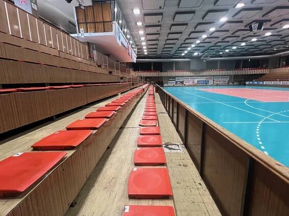 Mestská športová hala má novú palubovku i tribúny » Mesto Trenčín