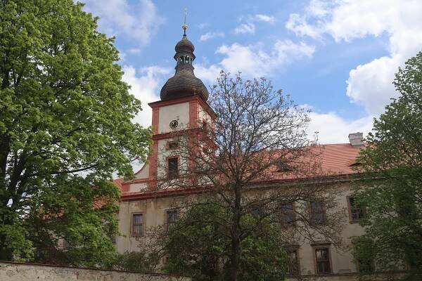 OBRAZEM: Bělá pod Bezdězem má krásný zámek. Za jeho zdmi sídlí muzeum