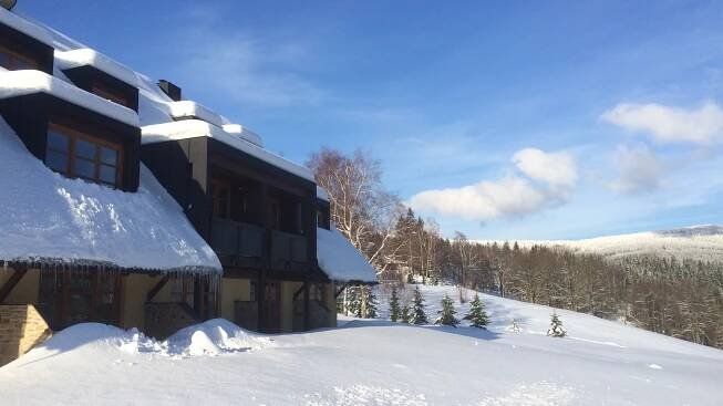 Pohled z venku na balkón